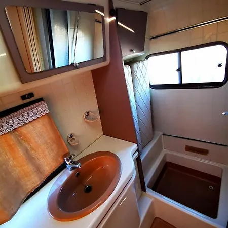 Rent A Blueclassics 's Campervan Le Voyageur In Algarve Au Portugal Роскошный шатер